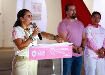 Ana Paty Peralta transforma el palacio municipal en rosa este octubre