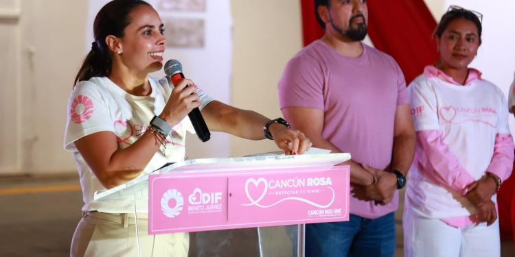 Ana Paty Peralta transforma el palacio municipal en rosa este octubre