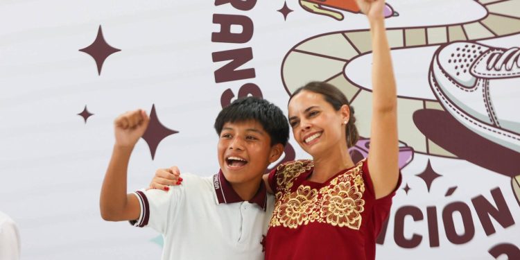Ana Paty Peralta supervisa avance en la entrega de tenis escolares en Benito Juárez