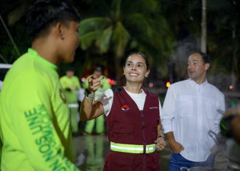 Supervisa Ana Paty Peralta trabajos de limpieza y desazolve en avenida Andrés Quintana Roo