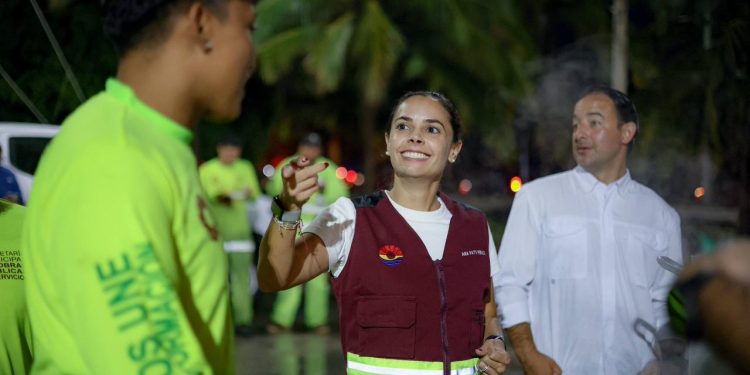 Supervisa Ana Paty Peralta trabajos de limpieza y desazolve en avenida Andrés Quintana Roo