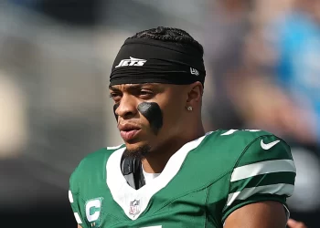 Justin Fields con semblante serio durante el partido entre los Jets y Panthers en la temporada 2025 de la NFL.