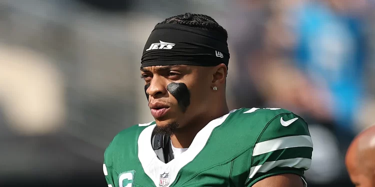 Justin Fields con semblante serio durante el partido entre los Jets y Panthers en la temporada 2025 de la NFL.