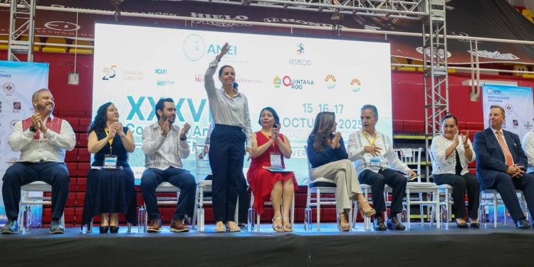 Ana Paty Peralta participa en congreso internacional sobre estudios globales