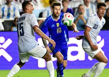 Lionel Messi conduce el balón rodeado de jugadores de Puerto Rico durante el amistoso internacional en Miami.