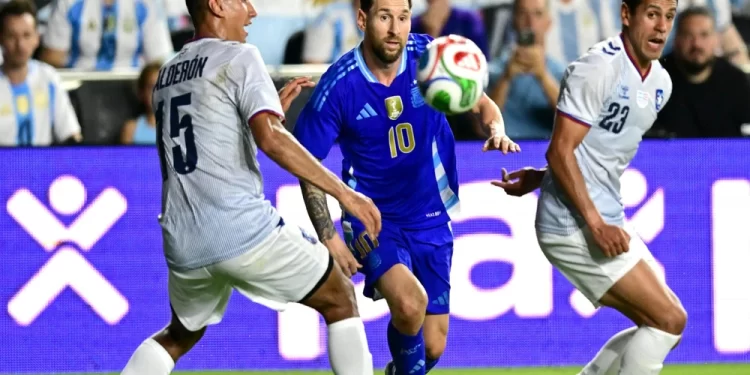 Lionel Messi conduce el balón rodeado de jugadores de Puerto Rico durante el amistoso internacional en Miami.
