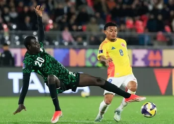 Jugador de Colombia disputa el balón con un defensor de Nigeria durante el Mundial Sub-20 2025.