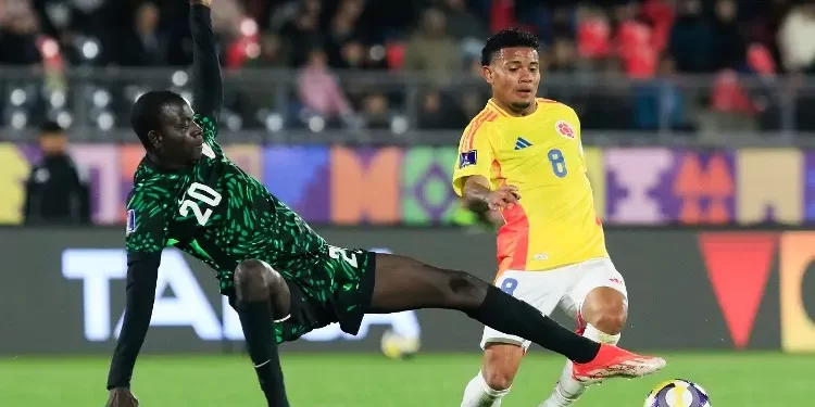 Jugador de Colombia disputa el balón con un defensor de Nigeria durante el Mundial Sub-20 2025.