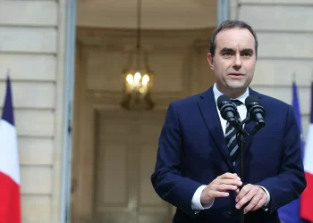 Primer ministro renuncia tras 28 días y agrava la crisis política en Francia