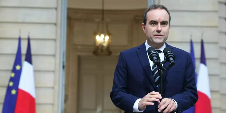 Primer ministro renuncia tras 28 días y agrava la crisis política en Francia