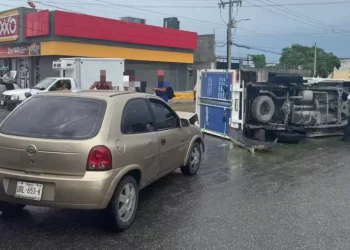 Fuerte accidente en Cancún deja vehículos volcados en la Región 227