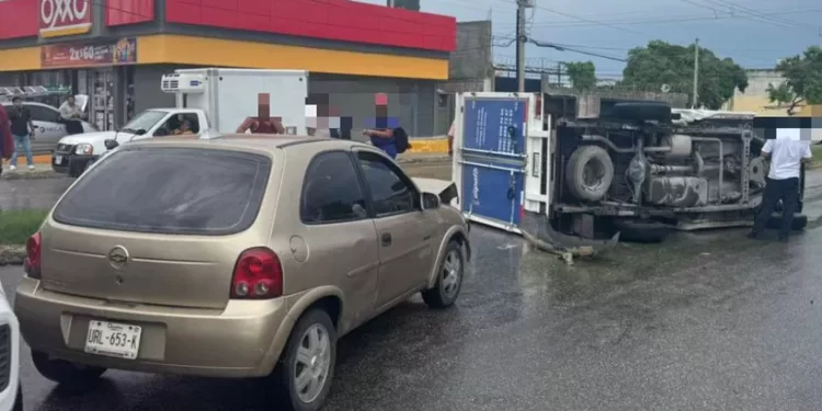 Fuerte accidente en Cancún deja vehículos volcados en la Región 227