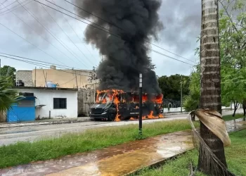 Enfrentamiento en Playa del Carmen: invasores prenden fuego a autobús de la policía