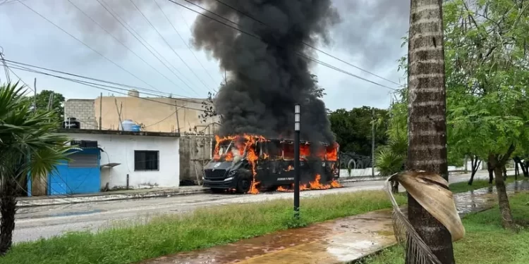 Enfrentamiento en Playa del Carmen: invasores prenden fuego a autobús de la policía