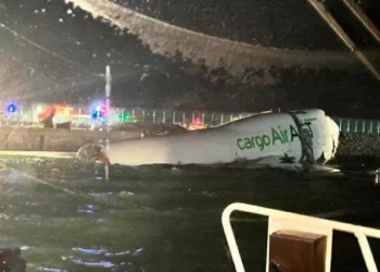 Avión de carga se sale de pista y cae al mar en Hong Kong