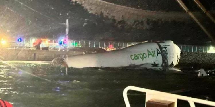 Avión de carga se sale de pista y cae al mar en Hong Kong