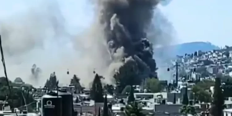 Incendio en fábrica de colchones provoca evacuación en Ecatepec
