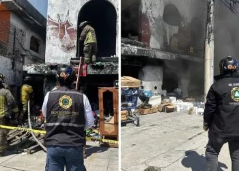 Bomberos sofocan incendio en edificio abandonado en la Av. López Portillo