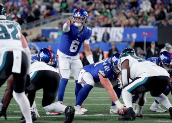 Mariscal de campo de Giants dirige la ofensiva ante Eagles en duelo divisional.