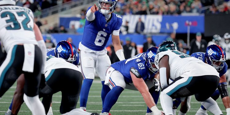 Mariscal de campo de Giants dirige la ofensiva ante Eagles en duelo divisional.