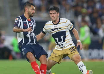 Jugadores de Pumas y Monterrey disputan el balón durante el torneo Clausura 2025 de la Liga MX.