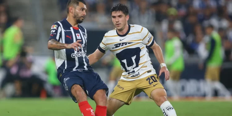 Jugadores de Pumas y Monterrey disputan el balón durante el torneo Clausura 2025 de la Liga MX.
