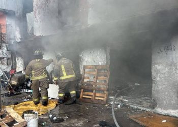 Incendio consume edificio abandonado en la Av. López Portillo de Cancún