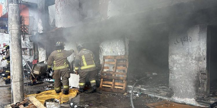 Incendio consume edificio abandonado en la Av. López Portillo de Cancún
