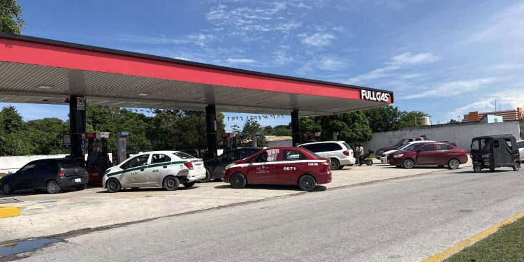 Fallas en el sistema afectan a las gasolineras de Cancún y provocan largas filas