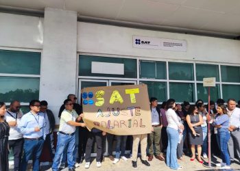 SAT de Cancún detiene actividades por falta de mejoras salariales