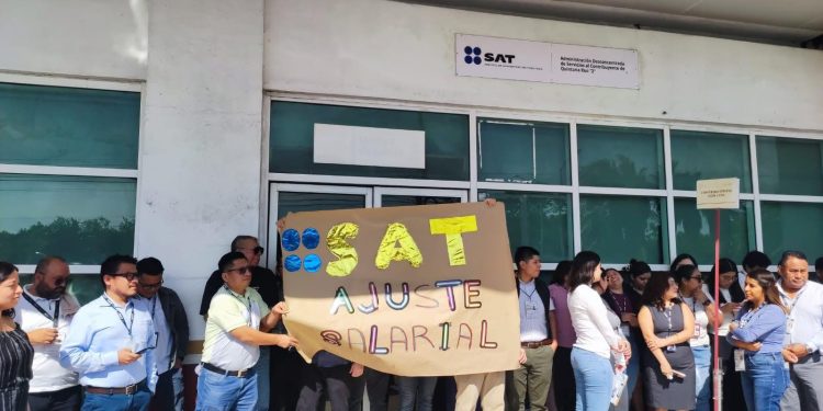 SAT de Cancún detiene actividades por falta de mejoras salariales
