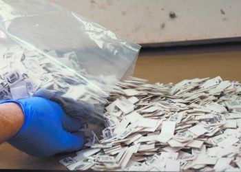 Un agente manipula paquetes de fentanilo como parte de una investigación entre México y Estados Unidos.