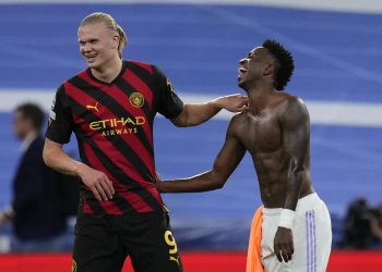 Erling Haaland y Vinicius Jr sonríen tras un partido, símbolo del debate sobre el posible intercambio entre Real Madrid y Manchester City.