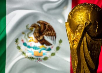 Trofeo de la Copa del Mundo frente a la bandera de México rumbo al Mundial 2026.