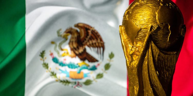 Trofeo de la Copa del Mundo frente a la bandera de México rumbo al Mundial 2026.
