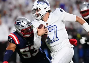 Josh Allen intenta escapar de la presión defensiva de los Patriots durante la Semana 5 de la NFL 2025.