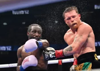 Terence Crawford conecta un golpe a Canelo Álvarez durante su pelea en Las Vegas por el título mundial de 2025.