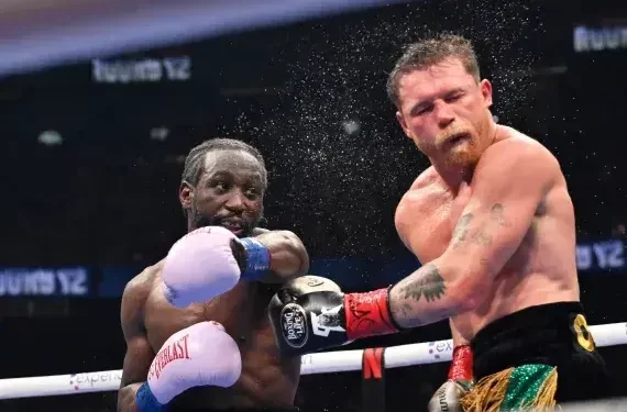 Terence Crawford conecta un golpe a Canelo Álvarez durante su pelea en Las Vegas por el título mundial de 2025.