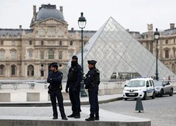 Capturan a dos sospechosos del millonario robo en el Museo del Louvre