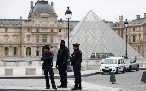 Capturan a dos sospechosos del millonario robo en el Museo del Louvre