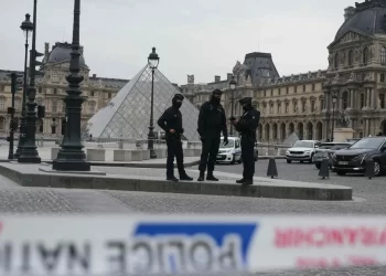 El Louvre abre nuevamente tras histórico robo de la Corona francesa