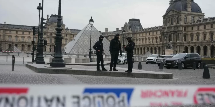 El Louvre abre nuevamente tras histórico robo de la Corona francesa