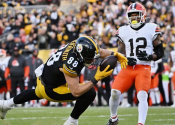 Jugador de los Steelers atrapa el balón mientras un defensivo de los Browns intenta detenerlo en el Heinz Field, donde el césped mostró un notorio deterioro.Jugador de los Steelers atrapa el balón mientras un defensivo de los Browns intenta detenerlo en el Heinz Field, donde el césped mostró un notorio deterioro.