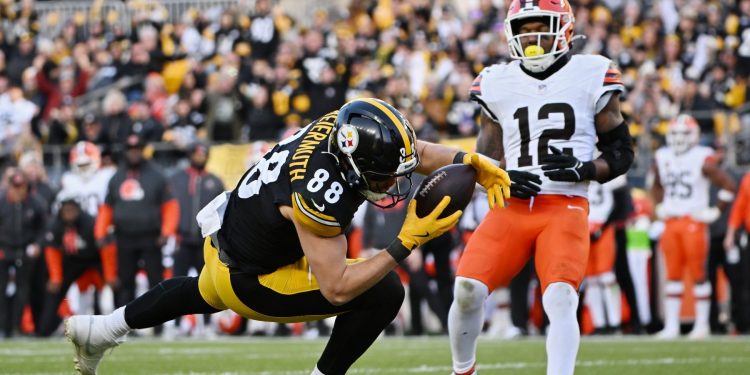 Jugador de los Steelers atrapa el balón mientras un defensivo de los Browns intenta detenerlo en el Heinz Field, donde el césped mostró un notorio deterioro.Jugador de los Steelers atrapa el balón mientras un defensivo de los Browns intenta detenerlo en el Heinz Field, donde el césped mostró un notorio deterioro.