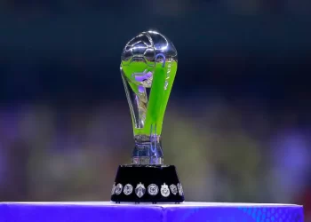 Trofeo oficial de la Liga MX Apertura 2025 brillando en el estadio antes de la final.