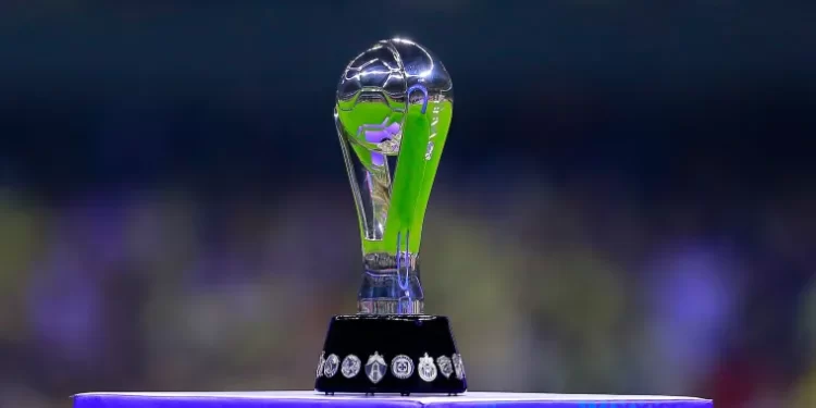 Trofeo oficial de la Liga MX Apertura 2025 brillando en el estadio antes de la final.