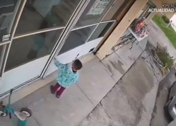 Momento del secuestro de dos niños en lavandería de Ixtlahuaca
