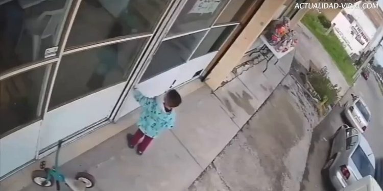 Momento del secuestro de dos niños en lavandería de Ixtlahuaca