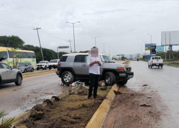 Vehículo accidentado en avenida de Cancún tras lluvias intensas en la Península de Yucatán.