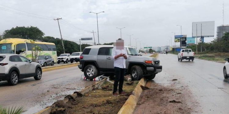 Vehículo accidentado en avenida de Cancún tras lluvias intensas en la Península de Yucatán.